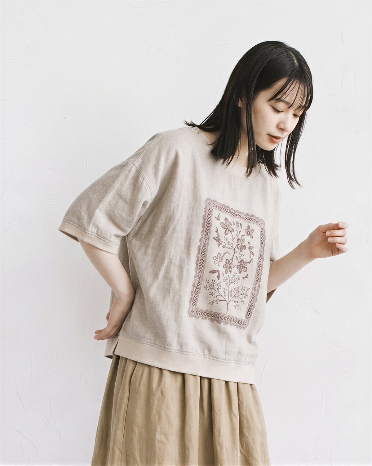 ゆったりドロップショルダー フラワープリントTシャツ