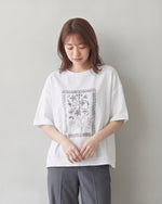 ゆったりドロップショルダー フラワープリントTシャツ