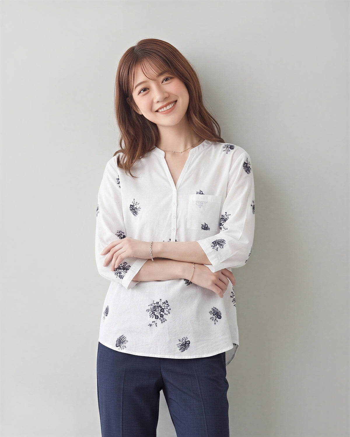 ホワイト 小さめVネック 花柄シャツ-ホワイト-FREE