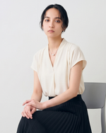 Vネック 肩落ち ノースリーブ プリーツブラウス
