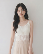 フレンチレースのフリンジキャミソールは、胸当て付きの美背中トップスを羽織ることができます
