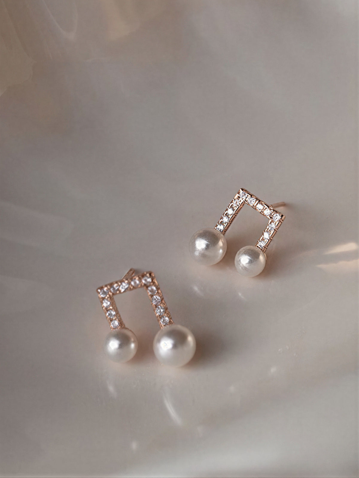 【S925シルバーポスト】繊細な音符 パールアクセント 輝くスタッドピアス