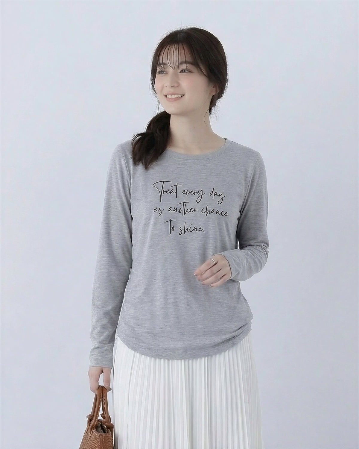 ライトグレー クルーネック 手書き風ロゴプリント スリムフィット 長袖Tシャツ