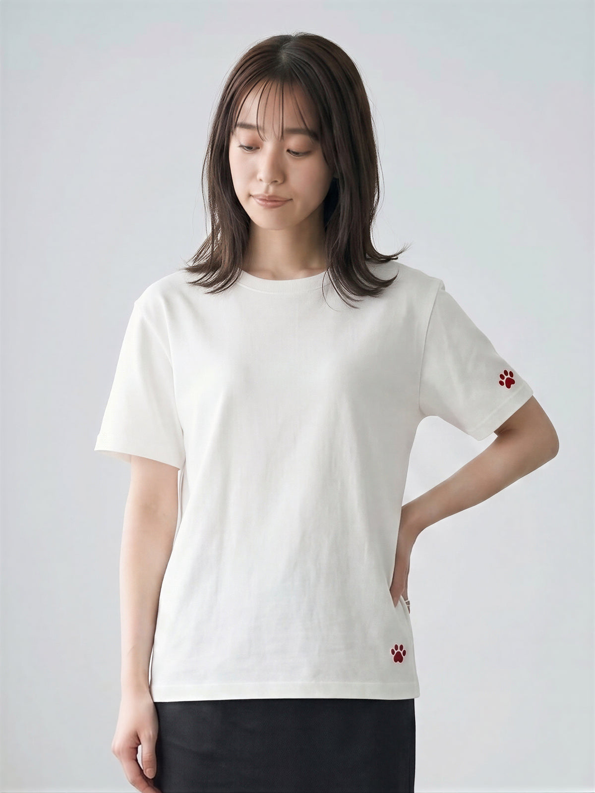 ラウンドネック ゆったり 小さな肉球プリントTシャツ