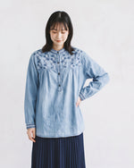 刺繍入りスタンドカラーゆったりシャツ