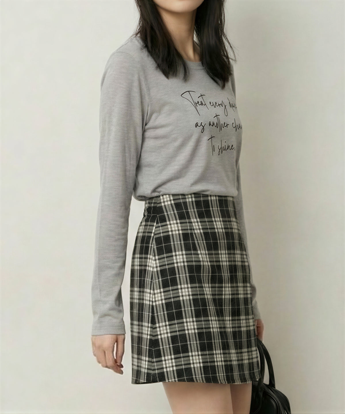ライトグレー クルーネック 手書き風ロゴプリント スリムフィット 長袖Tシャツ