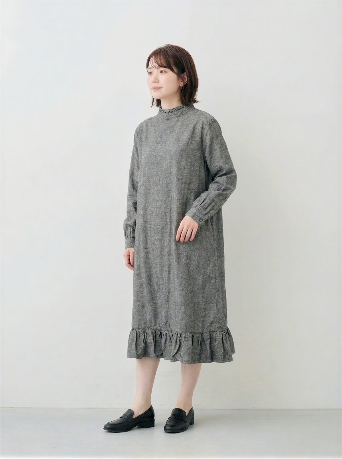 スタンドカラー×メローフリル ゆったりAライン フリルヘム 長袖ミモレ丈ワンピース