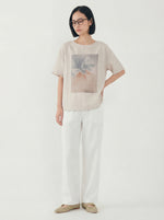 ライトベージュ ゆったりドロップショルダー クルーネック プリント半袖Tシャツ