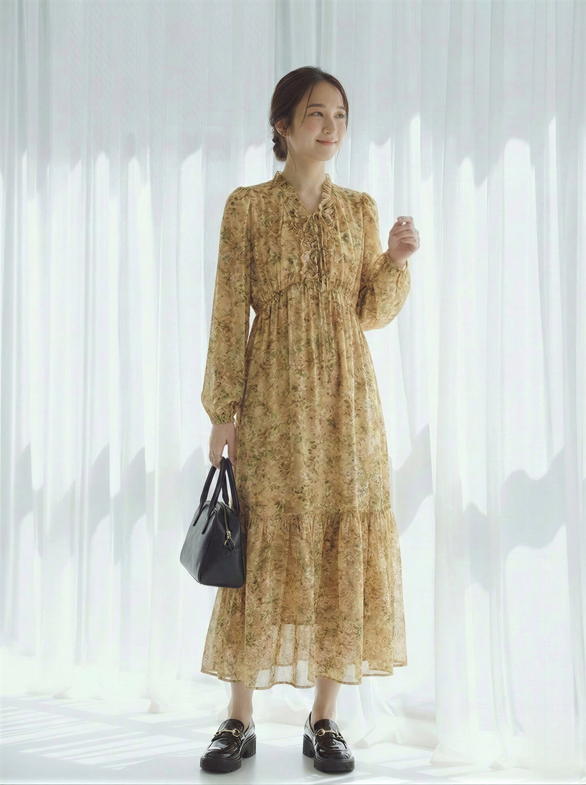 リボンタイネック シャーリング ハイウエスト フリルヘム 小花柄 長袖ワンピース