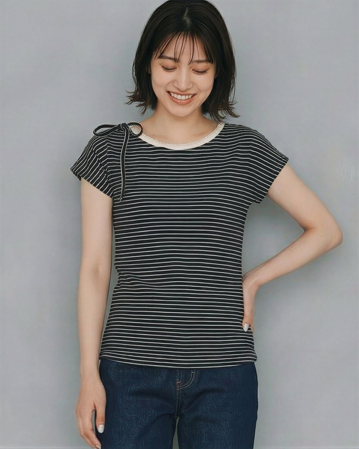 ブラック 細ボーダー スクエアネック リボン付き 半袖Tシャツ