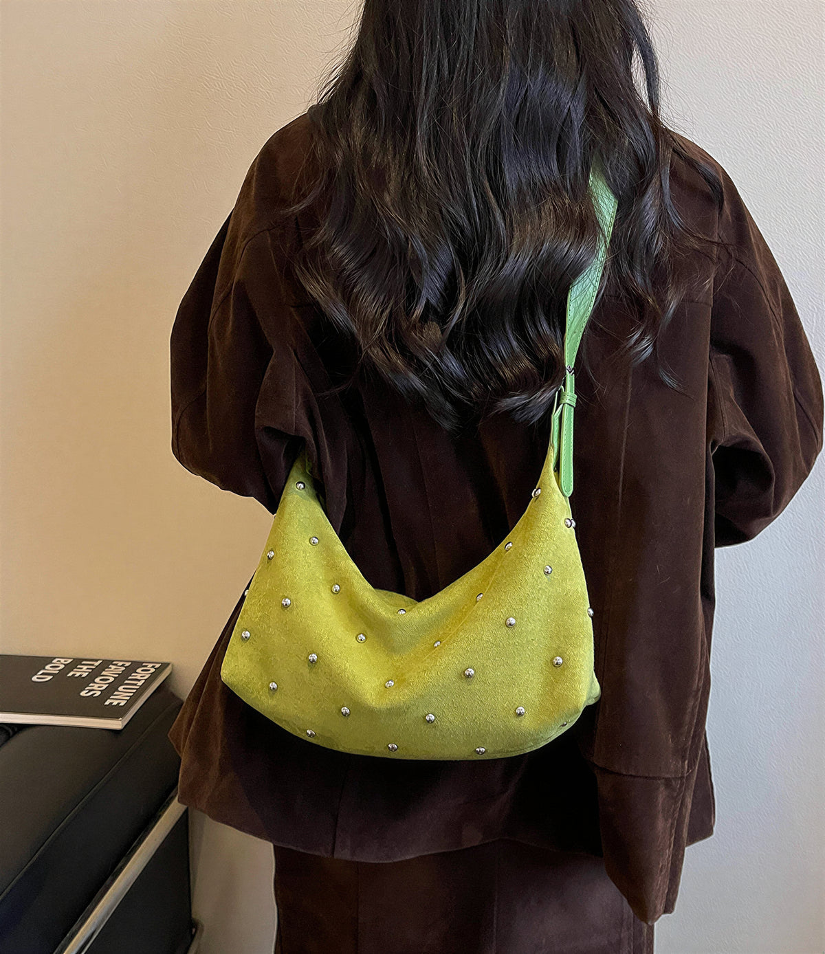 スタッズアクセント 三日月シルエット ワンショルダーバッグ