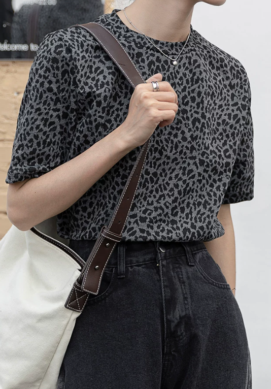 スモーキーグレー レオパード柄 スリムフィット 半袖Tシャツ