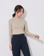【全2色】S~2XL メロウフリルのハイネック風スリムニット