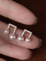 【S925シルバーポスト】繊細な音符 パールアクセント 輝くスタッドピアス