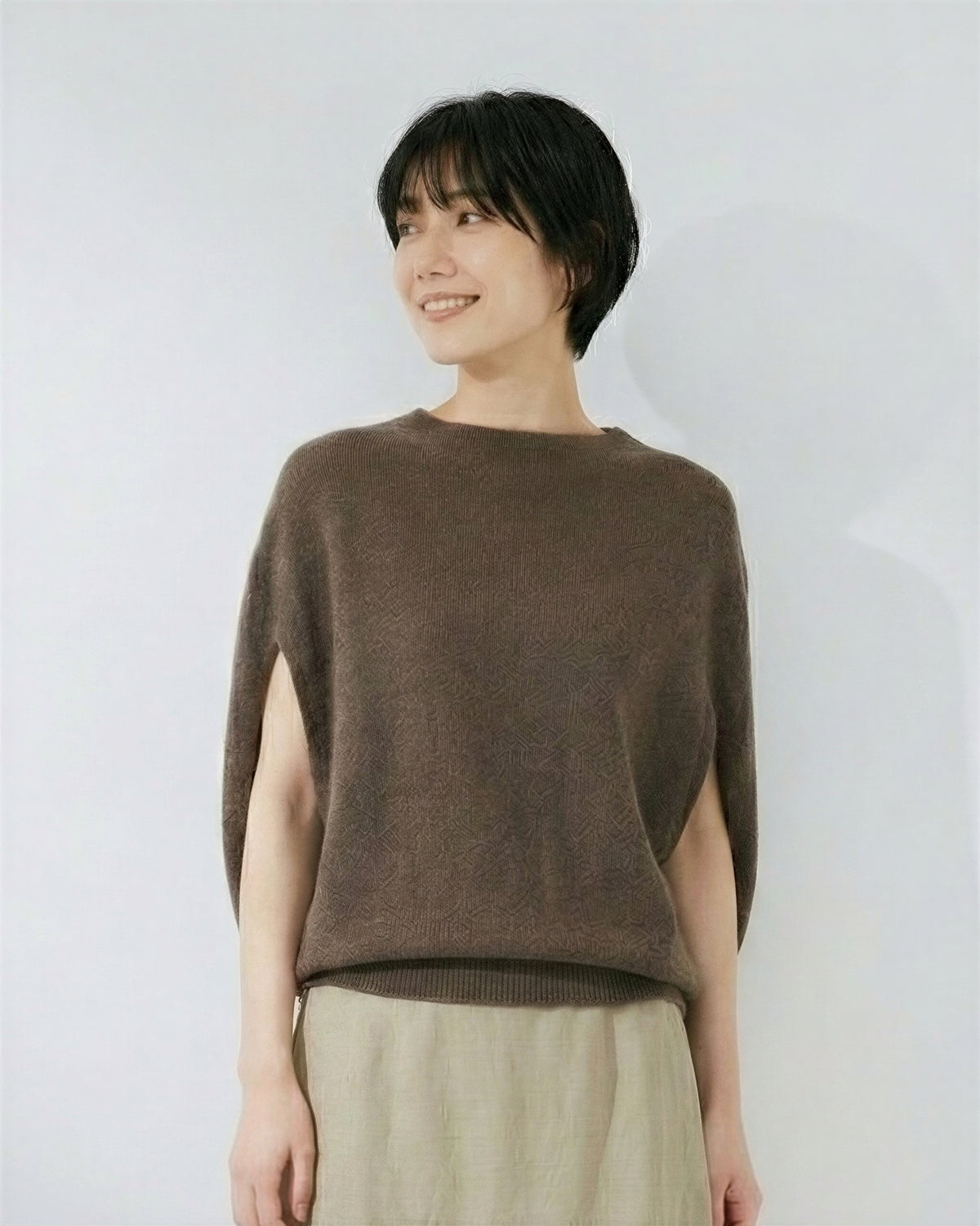 ケープ風シルエット スリット入り ノースリーブニット