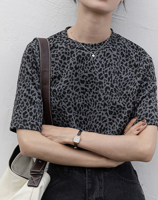 スモーキーグレー レオパード柄 スリムフィット 半袖Tシャツ