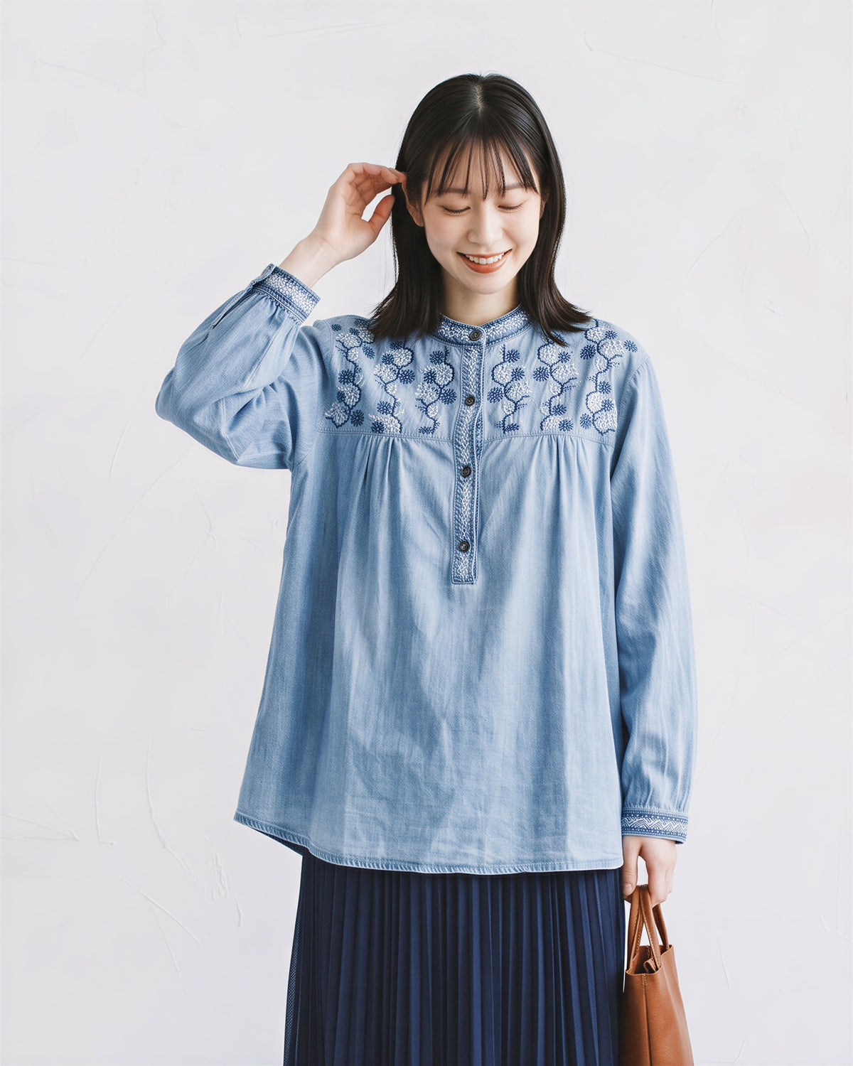 刺繍入りスタンドカラーゆったりシャツ