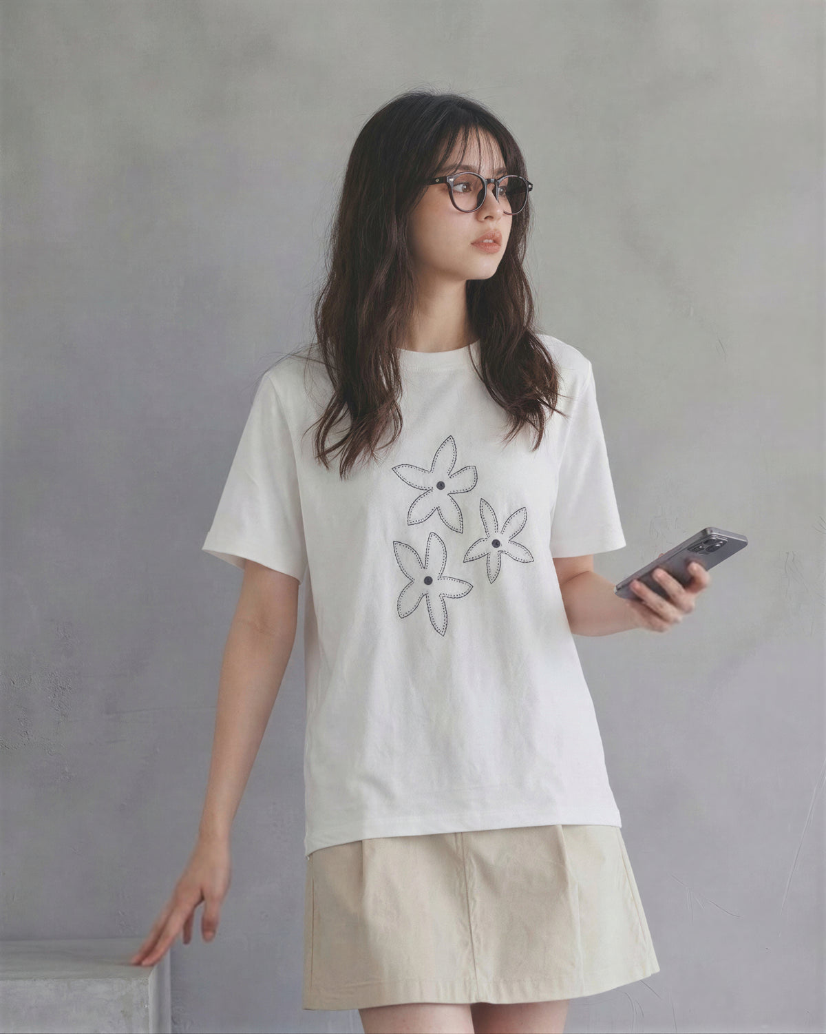 フラワーライン刺繍 ゆったりストレート クルーネック 半袖Tシャツ