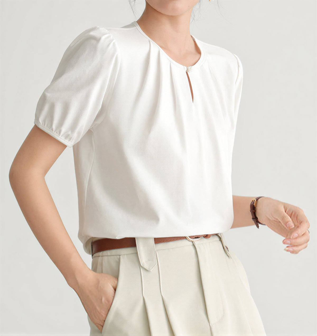 ラウンドネック カットアウト パフスリーブTシャツ
