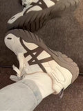 グレー
