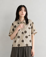 大きめドットのゆったりショート丈シャツ-カーキ-XL