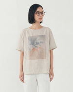 ライトベージュ ゆったりドロップショルダー クルーネック プリント半袖Tシャツ