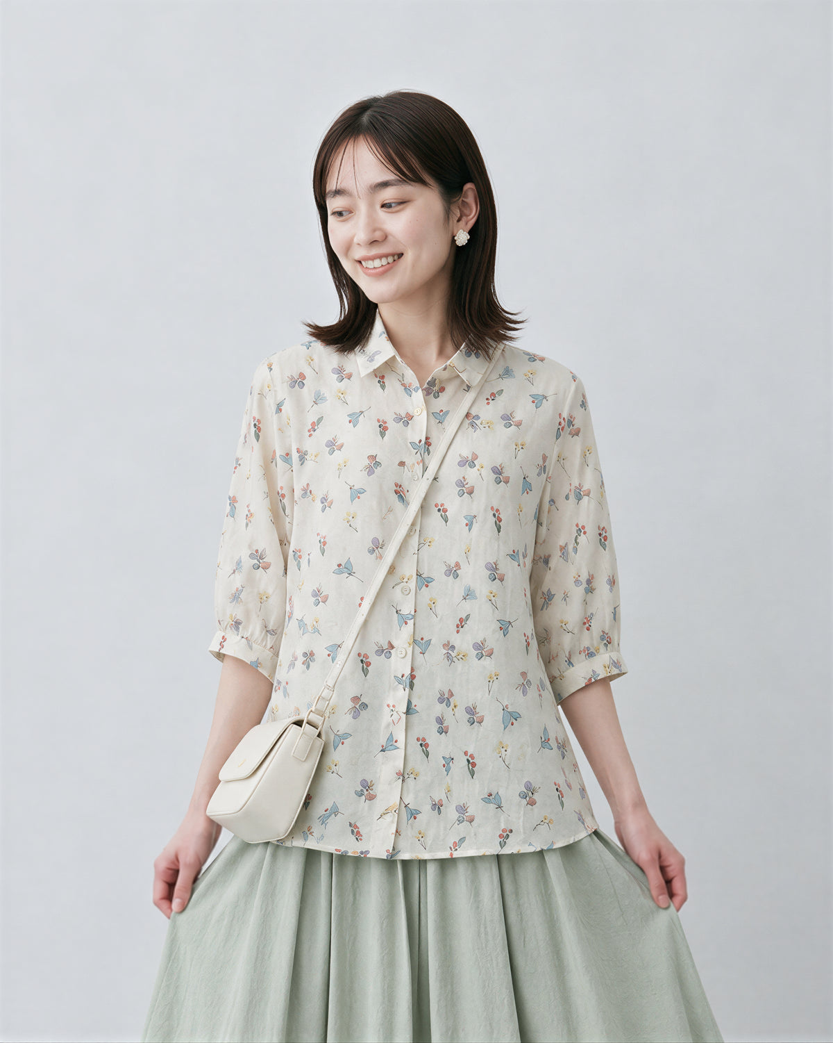 ライトベージュ 小花柄 ゆったりシャツ