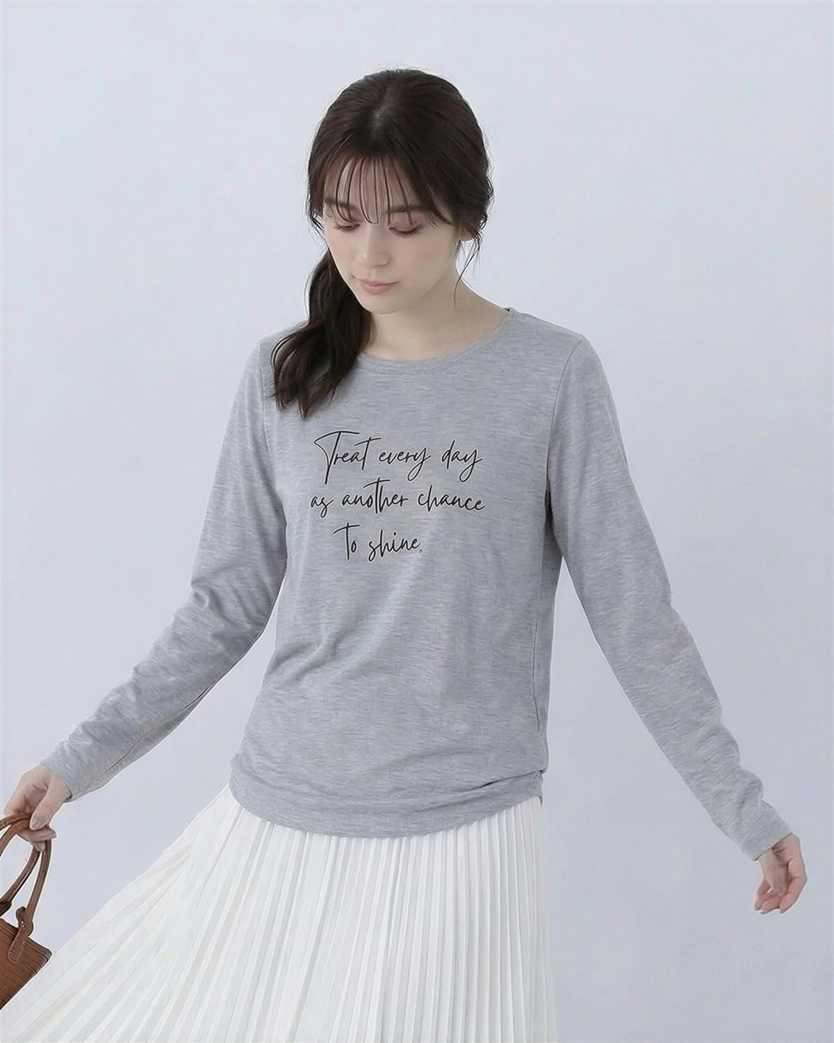 ライトグレー クルーネック 手書き風ロゴプリント スリムフィット 長袖Tシャツ