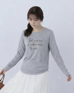 ライトグレー クルーネック 手書き風ロゴプリント スリムフィット 長袖Tシャツ