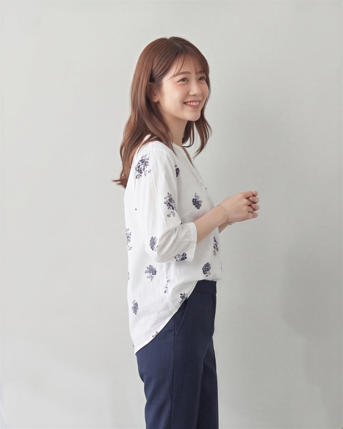 コットン 100% 通気抜群 蒸れにくい 夏快適半袖 | ホワイト 小さめVネック 花柄シャツ