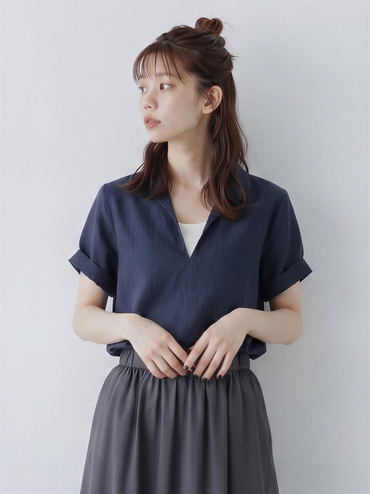 Vネック×折り返し袖 フェイクレイヤードシャツ