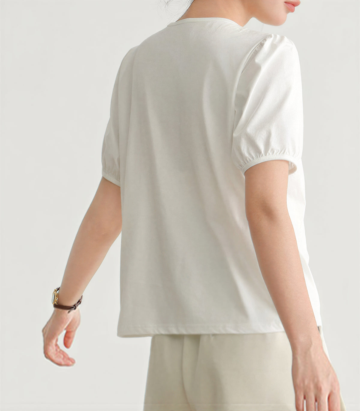 ラウンドネック カットアウト パフスリーブTシャツ