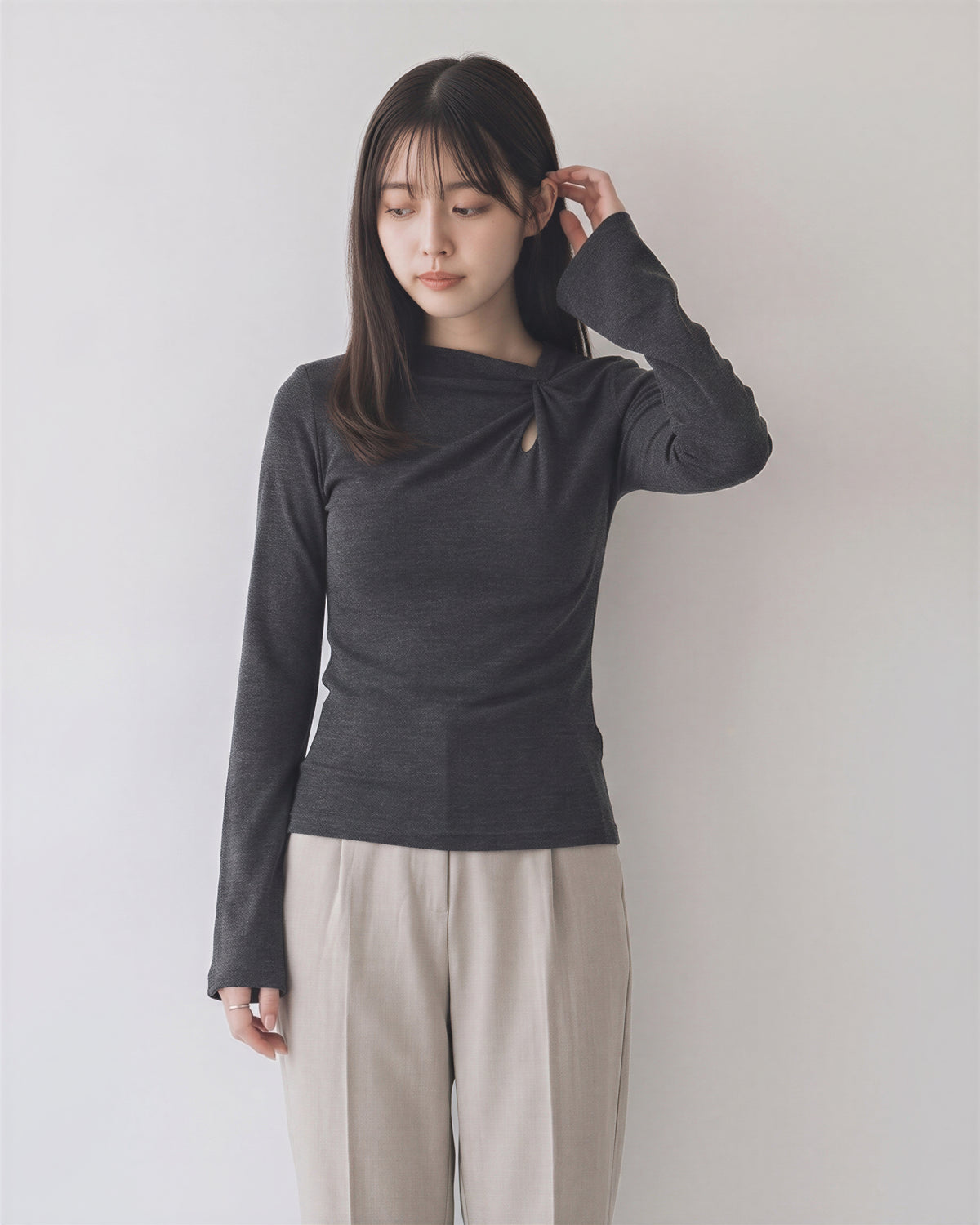 【秋新作】ツイストカットアウト スリムフィット フレアスリーブTシャツ