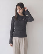 【秋新作】ツイストカットアウト スリムフィット フレアスリーブTシャツ