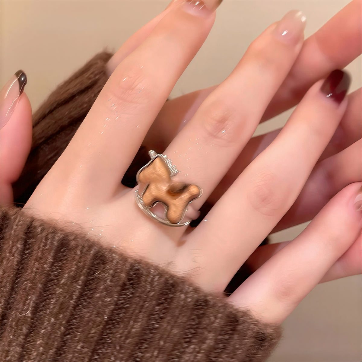 レトロな木馬モチーフ 立体ブラウン オープンリング