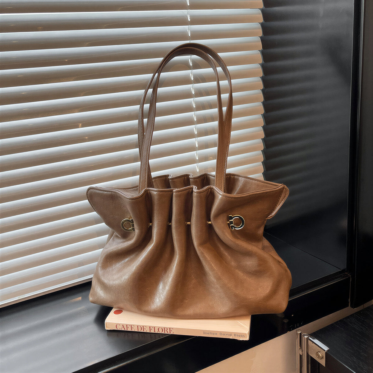 立体ギャザー メタルバックルアクセント ギャザートート風ハンドバッグ-ライトブラウン-FREE