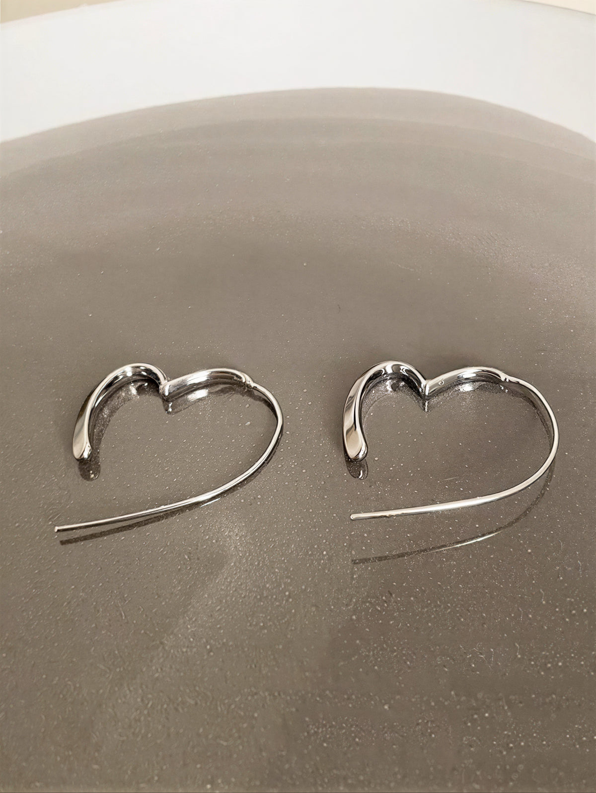 繊細ラインの立体シルエット ハートピアス