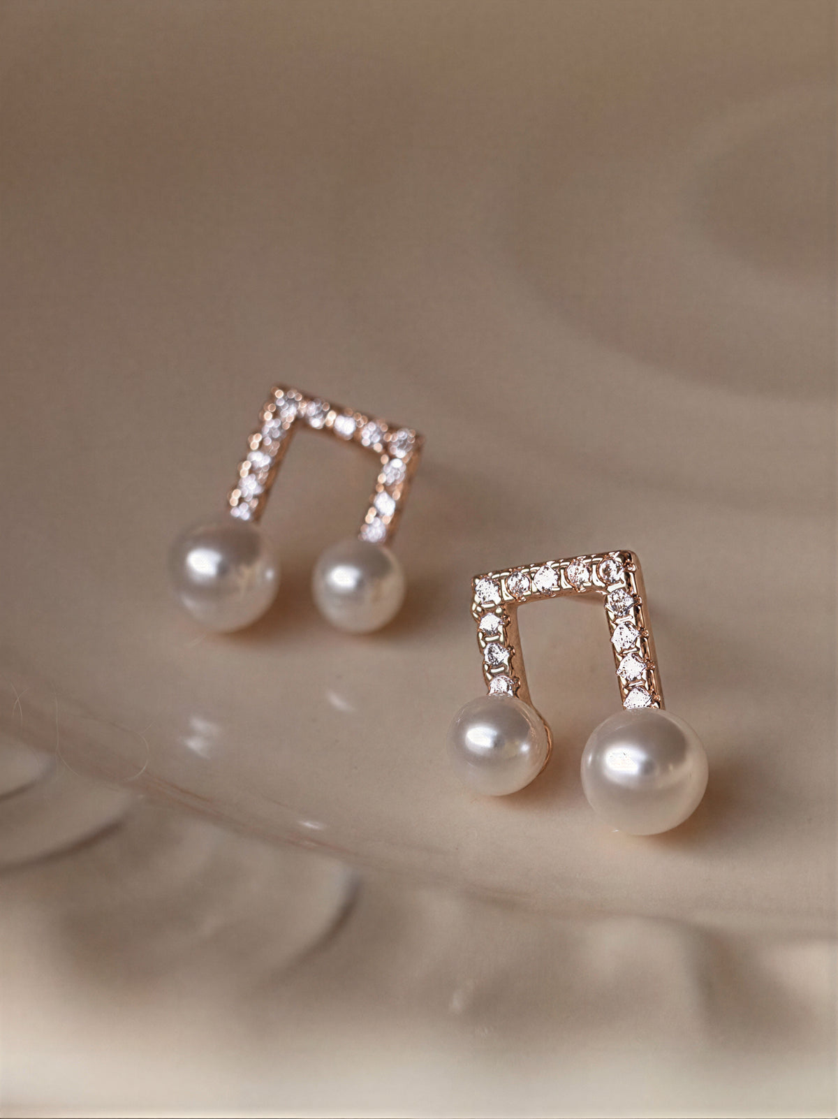 【S925シルバーポスト】繊細な音符 パールアクセント 輝くスタッドピアス