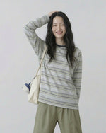 ライトグレー 細ボーダー ゆったりドロップショルダー 長袖Tシャツ