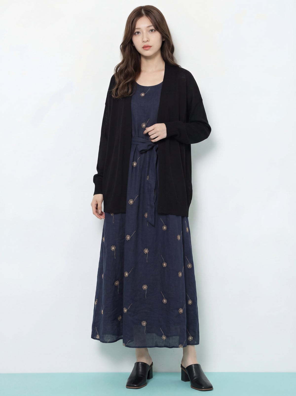 ネイビー 刺繍プリント ウエストリボン ノースリーブワンピース