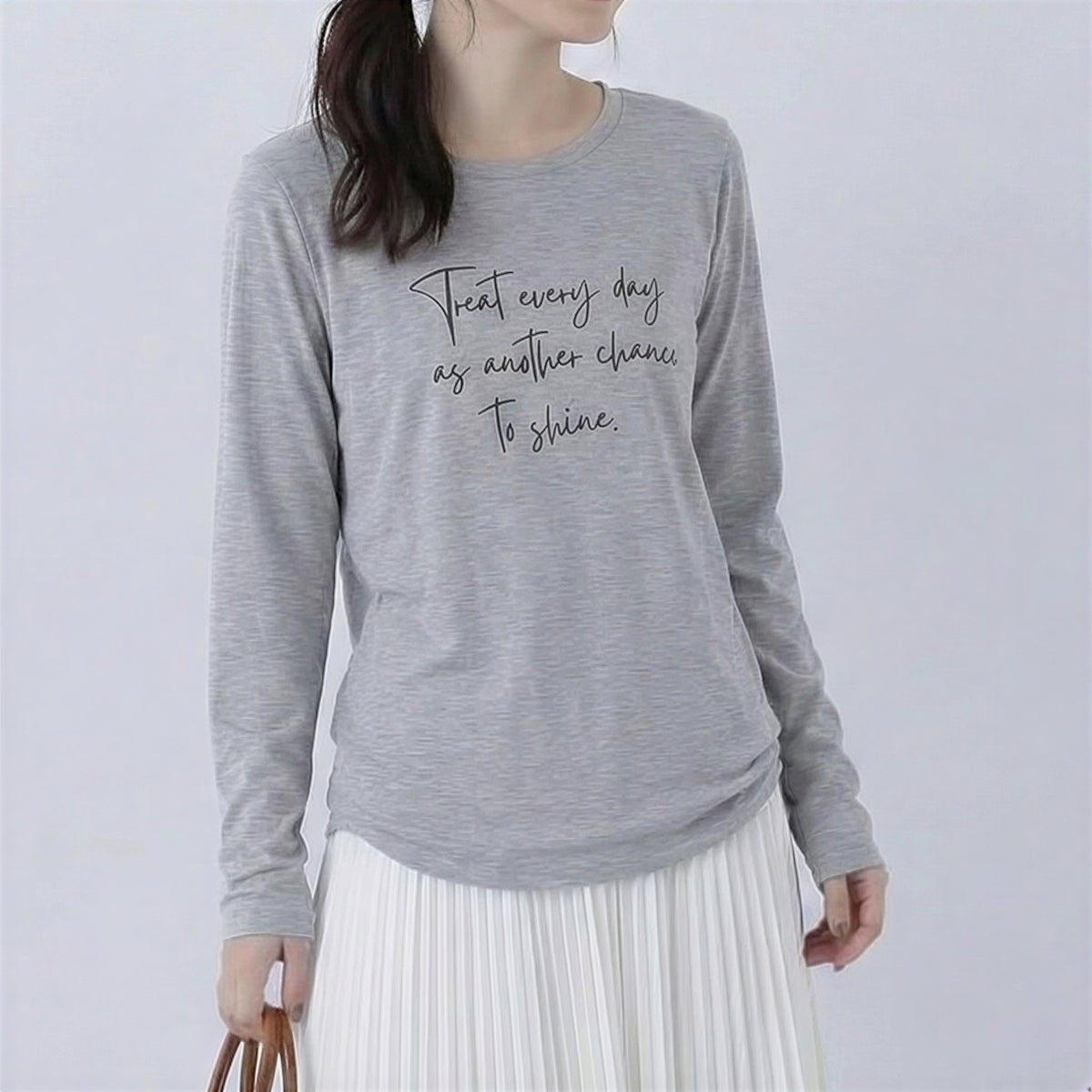 ライトグレー クルーネック 手書き風ロゴプリント スリムフィット 長袖Tシャツ