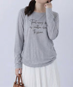 ライトグレー クルーネック 手書き風ロゴプリント スリムフィット 長袖Tシャツ