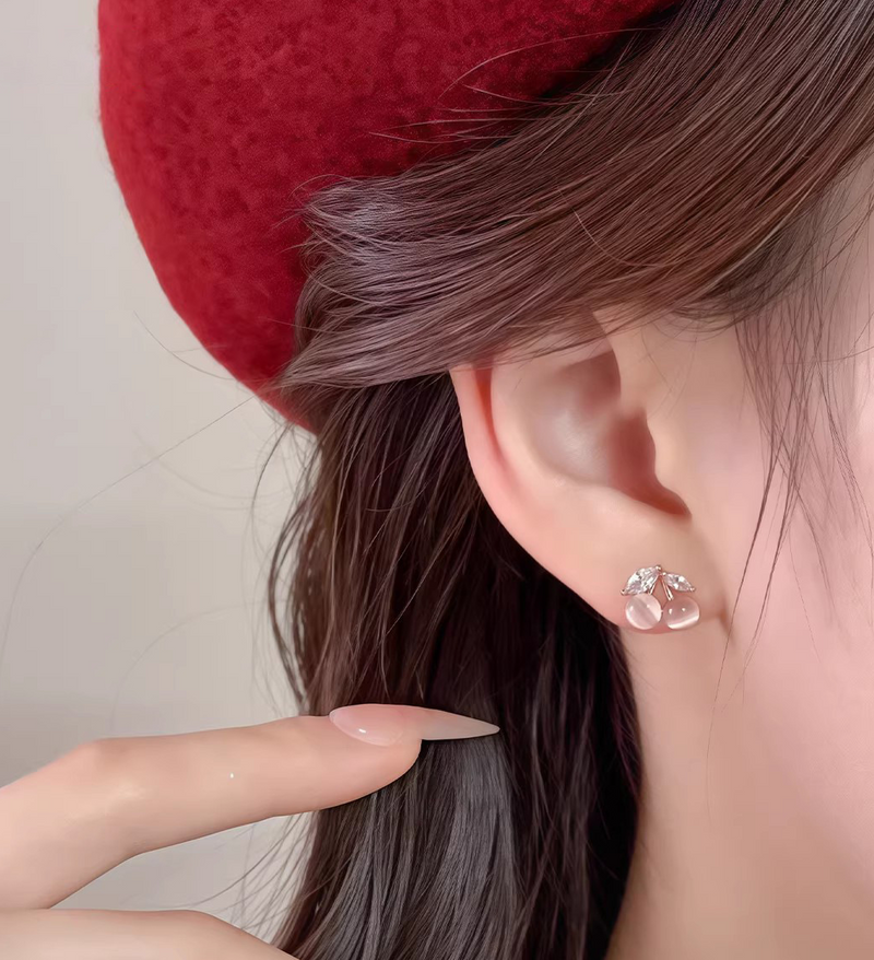 キャッツアイの艶感が可愛い 小ぶりチェリーピアス