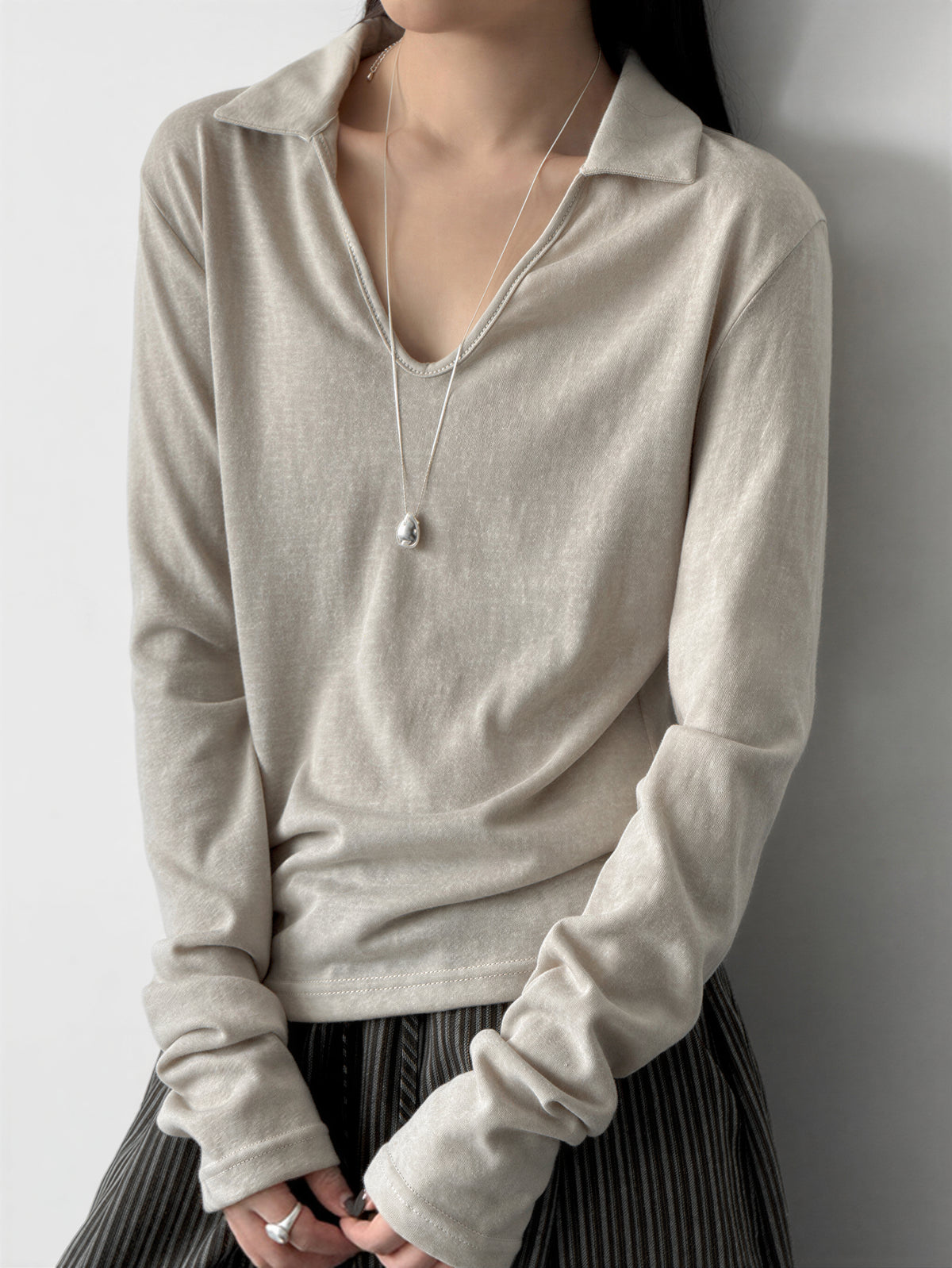 襟付きVネック スリムフィット長袖Tシャツ