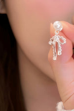 パールをあしらった 透かしリボン リボンピアス