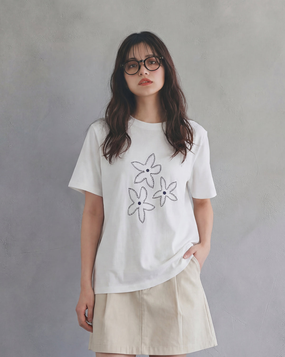 フラワーライン刺繍 ゆったりストレート クルーネック 半袖Tシャツ