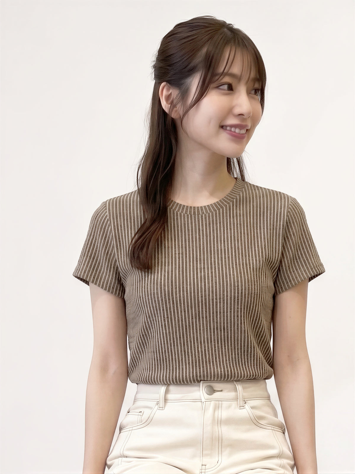 モカチョコ色！ストライプTシャツ独特の雰囲気のデザイン感