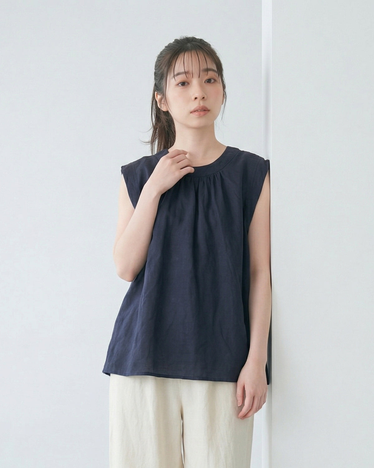 立体プリーツ クルーネック ノースリーブ ゆったりTシャツ