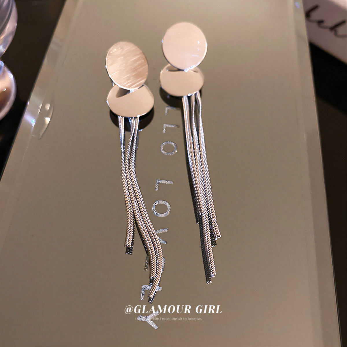 ラウンドプレートレイヤード メタルドロップ ロングタッセルピアス