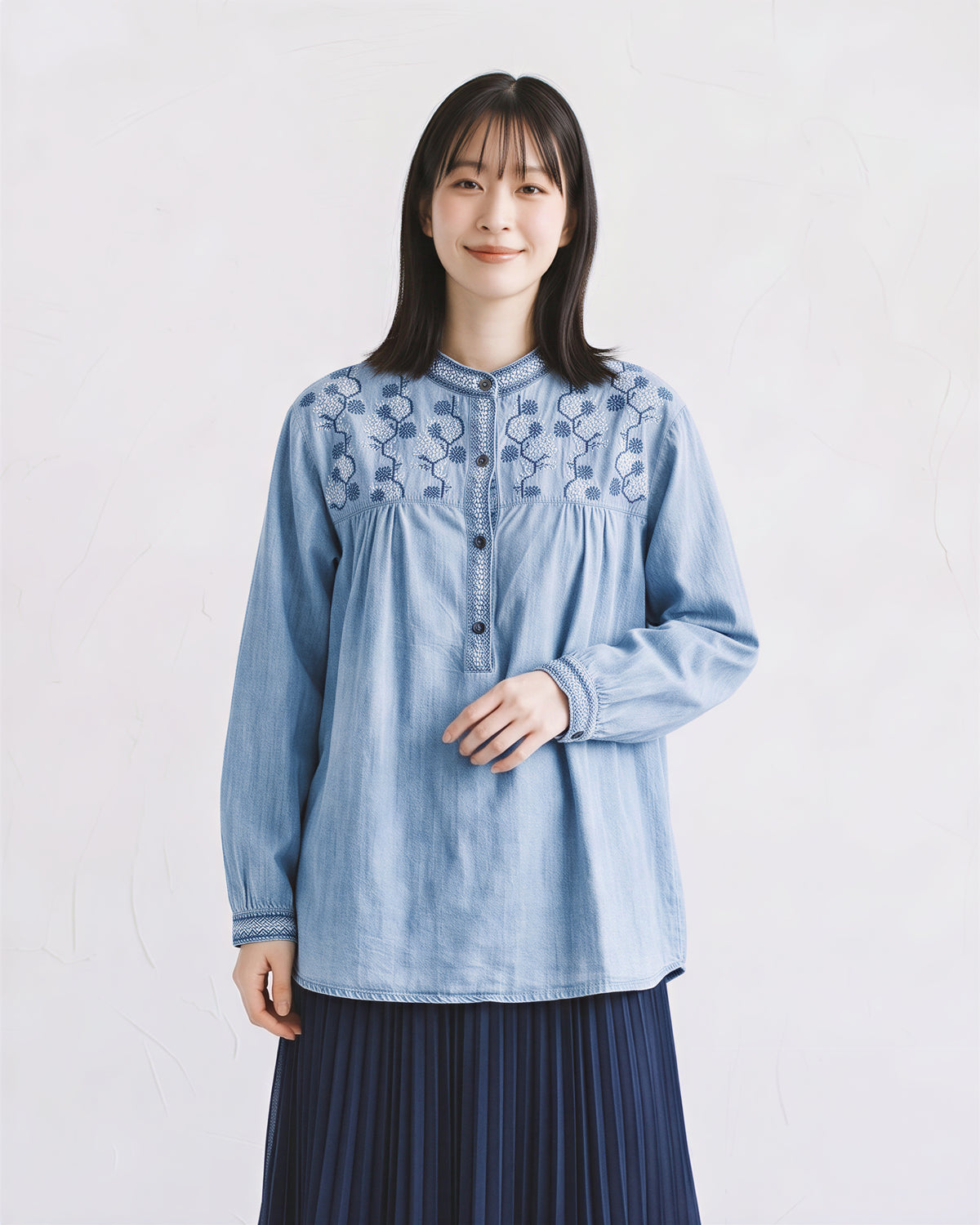 刺繍入りスタンドカラーゆったりシャツ